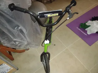 Patinete verde con ruedas grandes