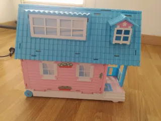 Casa Amicicci con 3 muñecos