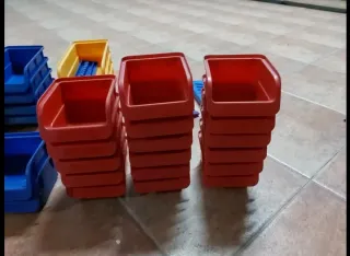 Sistema di stoccaggio a parete in plastica. Come nuovo