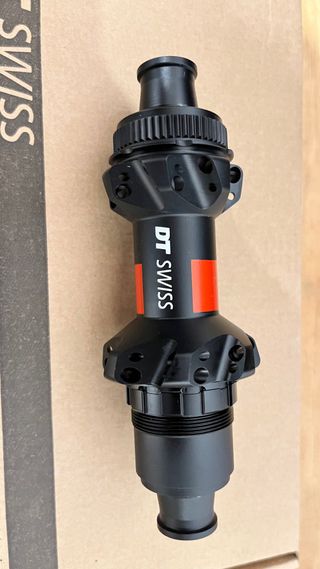 Buje DT Swiss 240 EXP straightpull 28 agujeros XDR