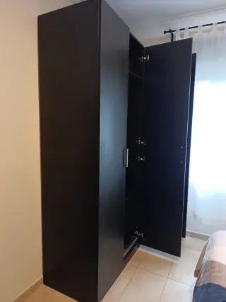 Armario de madera negro