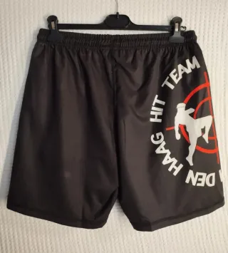 Shorts de entrenamiento negros con detalles rojos