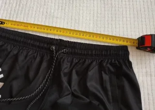 Shorts de entrenamiento negros con detalles rojos