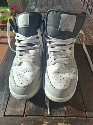 Tenis Jordan Gris y Blanco Poco Uso