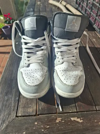 Tenis Jordan Gris y Blanco Poco Uso