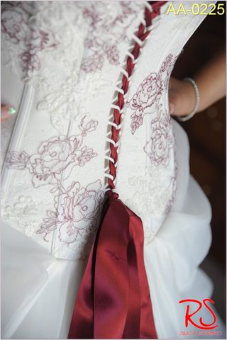 Abito da sposa bianco e rosso