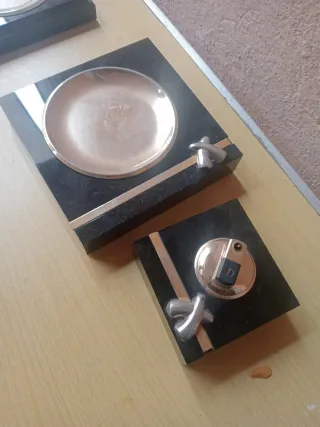 3 Lotes ceniceros y mecheros de mesa