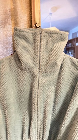 Bata de mujer color verde azulado.