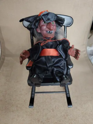 Mecedora con bruja animada