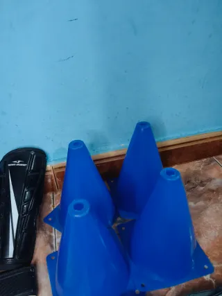 Accesorios de fútbol: Guantes y conos