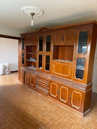 Mueble de madera vintage con vitrinas