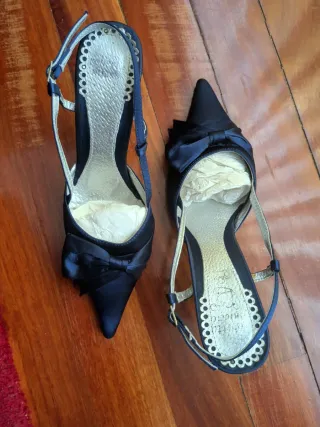 Zapatos de tacón negros con lazo