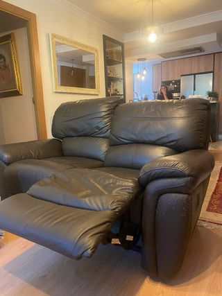 Sofá de piel marrón