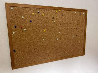Tablero de corcho con marco de madera