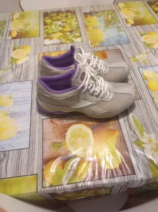Tenis Reebok Beige y Morado Talla 38