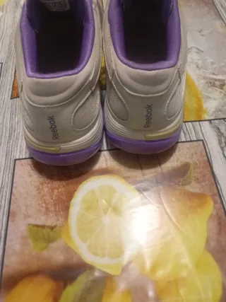 Tenis Reebok Beige y Morado Talla 38