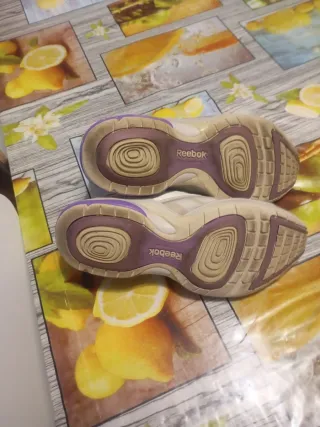 Tenis Reebok Beige y Morado Talla 38