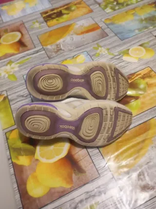 Tenis Reebok Beige y Morado Talla 38