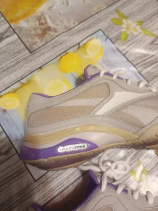 Tenis Reebok Beige y Morado Talla 38