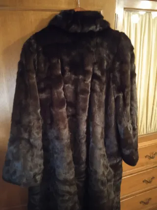 Abrigo de piel marrón