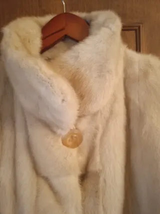 Abrigo de piel beige