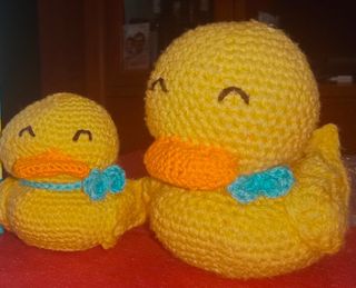 Patito tejido a mano, ideal para bebés