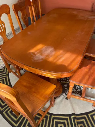 Mesa de comedor de madera