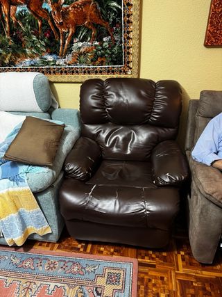 Sillón reclinable de piel marrón