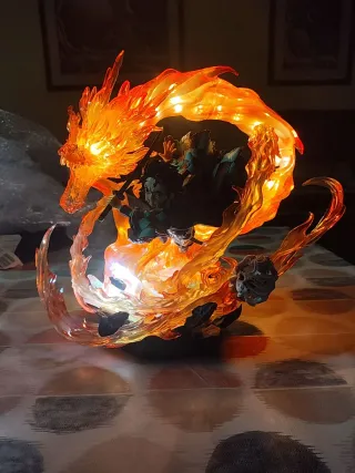 Figura Tanjiro con dragón de fuego