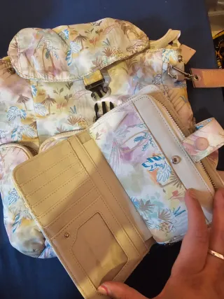 Mochila y monedero grande estampado tropical