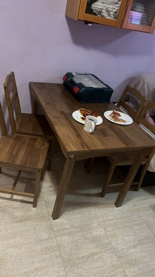Mesa de comedor de madera