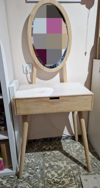 Tocador de madera con espejo ovalado