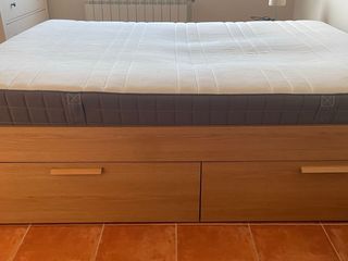 Cama con colchón y mesillas