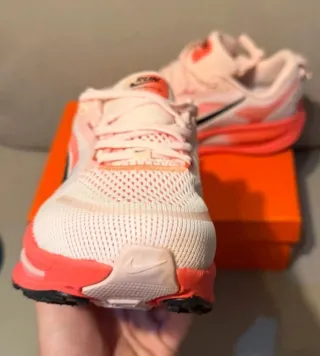 Nike Zoom Vomero 18 talla 42 A Estrenar