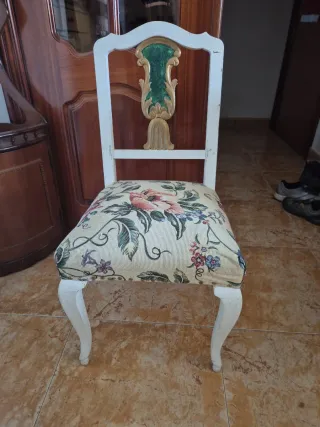 Silla antigua tapizada floral
