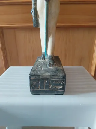 Figura Egipcia Diosa con Disco Solar Orus