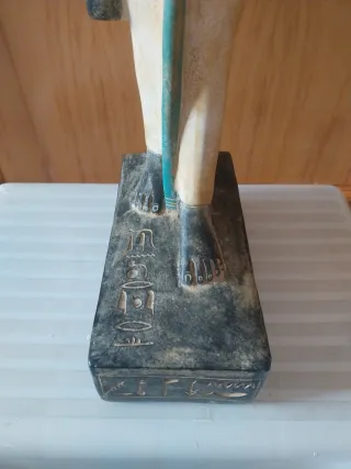 Figura Egipcia Diosa con Disco Solar Orus