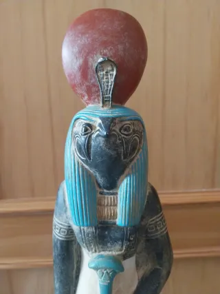 Figura Egipcia Diosa con Disco Solar Orus