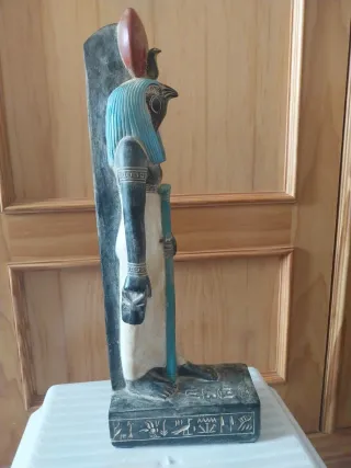 Figura Egipcia Diosa con Disco Solar Orus