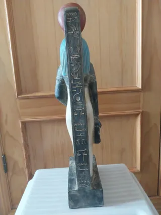 Figura Egipcia Diosa con Disco Solar Orus