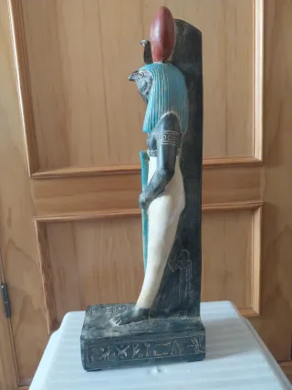 Figura Egipcia Diosa con Disco Solar Orus