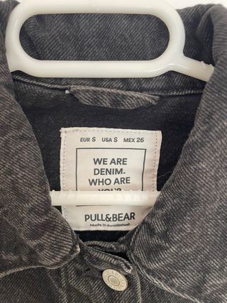 Cazadora vaquera negra Pull and Bear Talla S