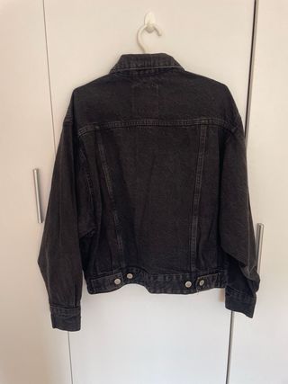 Cazadora vaquera negra Pull and Bear Talla S