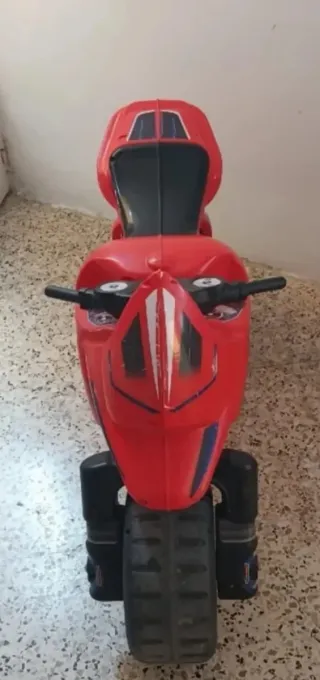 Moto de juguete roja
