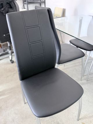 Mesa cristal y 4 sillas negras