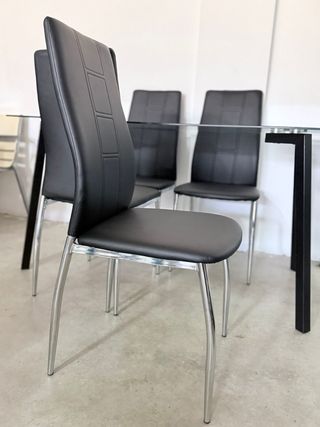 Mesa cristal y 4 sillas negras