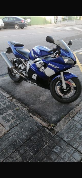 Yamaha R6 Azul y Blanca