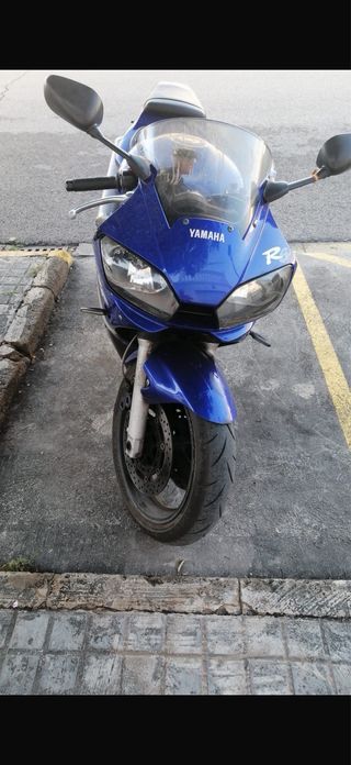 Yamaha R6 Azul y Blanca