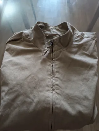 Chaqueta beige con estampado de calavera, tejana