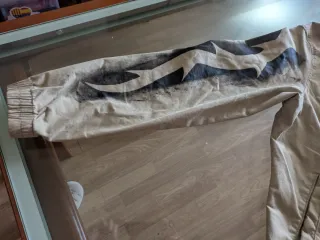 Chaqueta beige con estampado de calavera, tejana